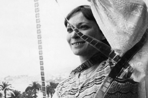 Anna Karina z taśmą filmową