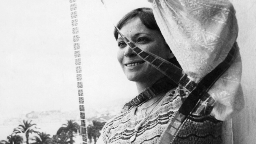 Anna Karina z taśmą filmową