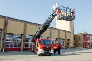 Przekazanie 42-metrowej drabiny Rosenbauer dla strazy pozarnej w Zielonej Górze
