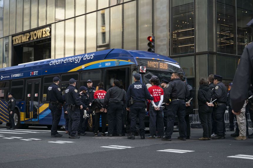 Policja przed Trump Tower