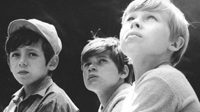 Kadr z serialu "Wakacje z duchami"