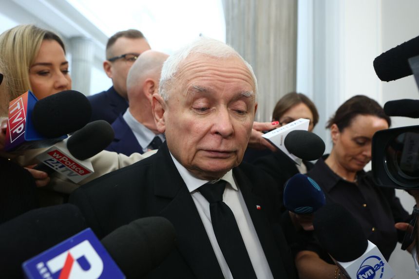 Jarosław Kaczyński otoczony przez dziennikarzy