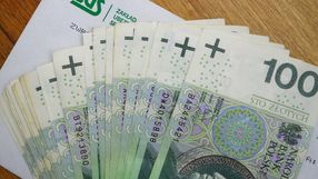 pieniądze i koperta z logo ZUS