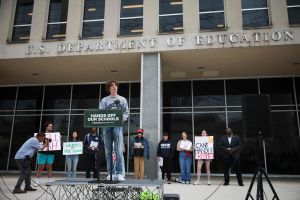 Protest przed Departamentem Edukacji USA