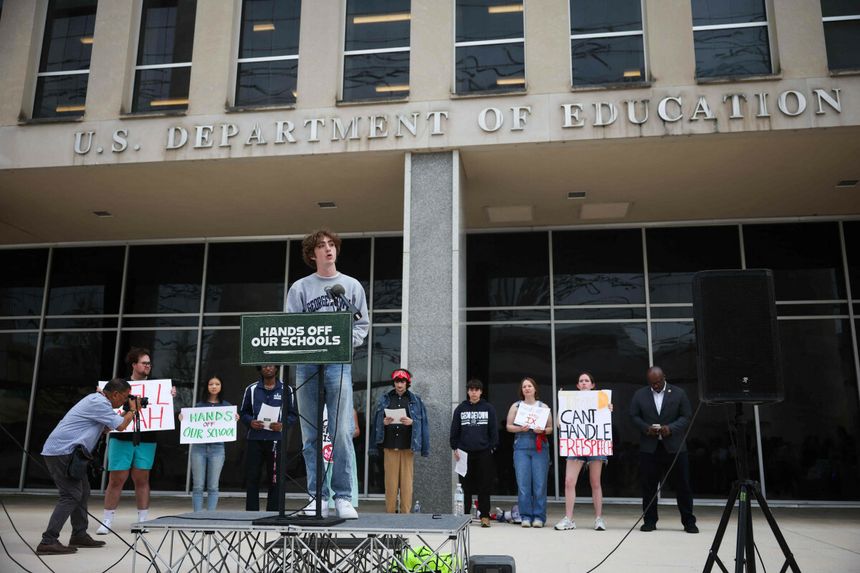 Protest przed Departamentem Edukacji USA