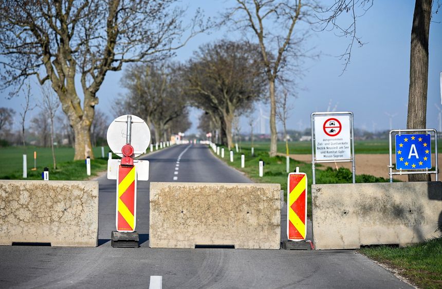 Zamknięta granica między Węgrami a Austrią
