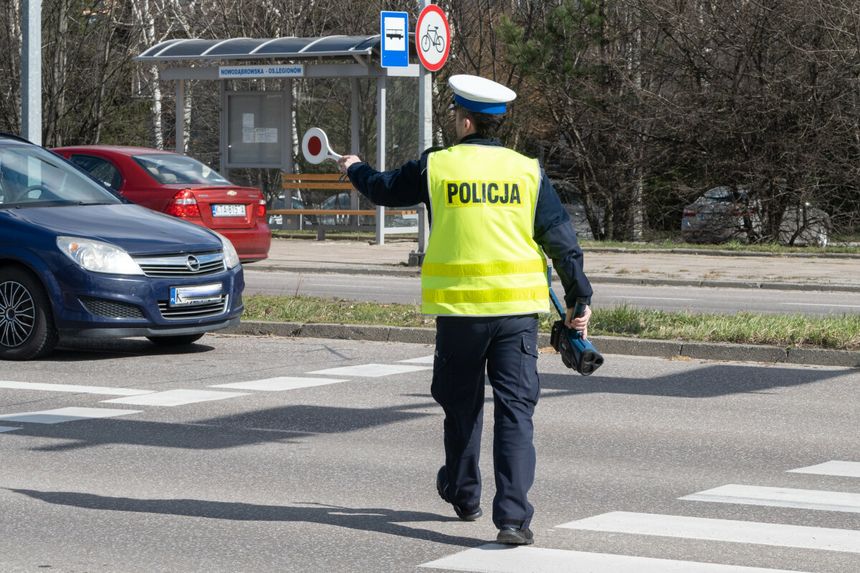 policjant na drodze