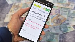 smartfon z ZUS PUE na tle pieniędzy
