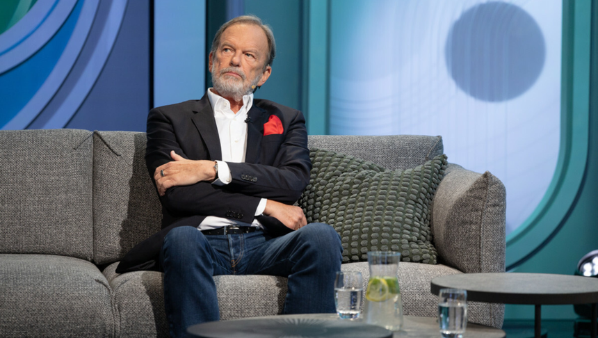 Jego matka była ikoną PRL. On sam jest gwiazdą, ale nie w Polsce