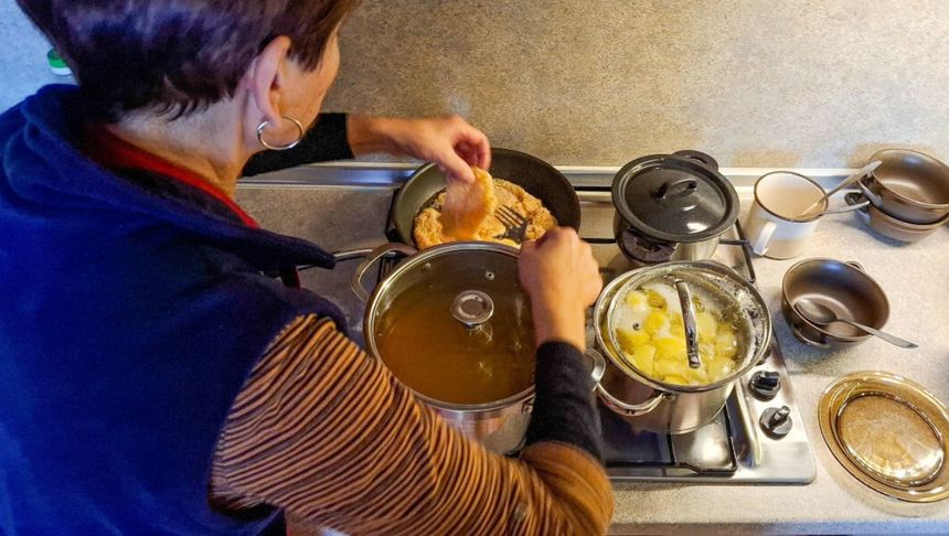 gotowanie obiadu na kuchence gazowej