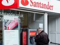 Santander w UK, mężczyzna przy bankomacie
