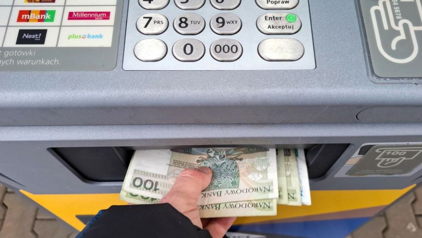 wypłata pieniędzy z bankomatu