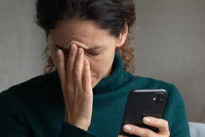 "Narzeczony z Tindera". Jakie są zagrożenia na tej platformie?