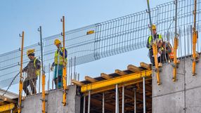 pracownicy budowlani na budowie