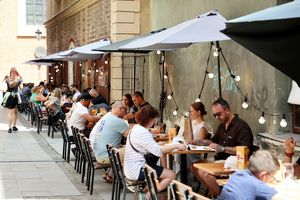 turyści w restauracji na Starym Mieście