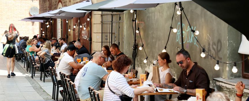 turyści w restauracji na Starym Mieście