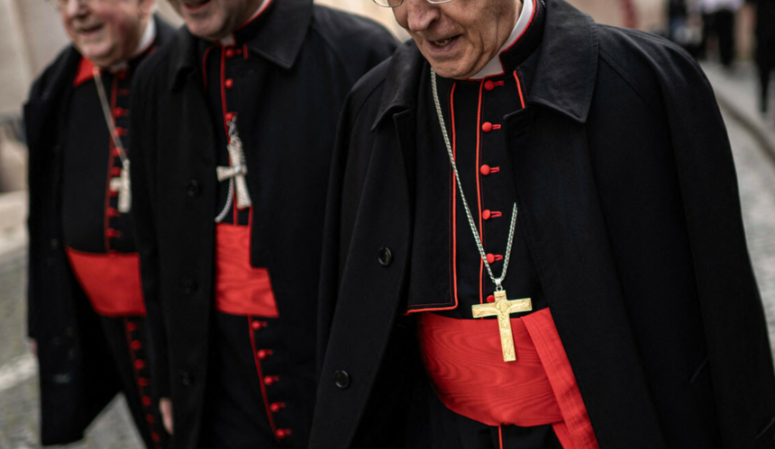 Ile zarabiają papież i kardynałowie?