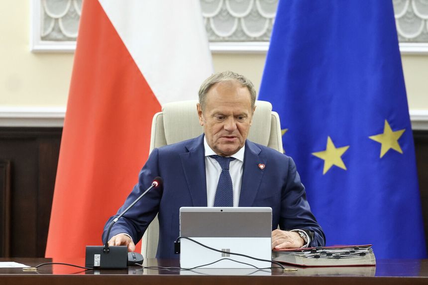 Donald Tusk w trakcie posiedzenia rządu