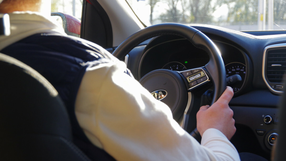 kierowca za kierownicą 