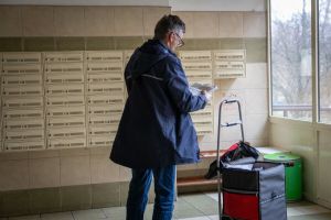 listonosz, skrzynki na listy