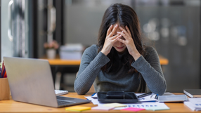 kobieta przy biurku, smutna 