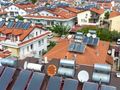 Panele solarne do grzania wody na dachach domów