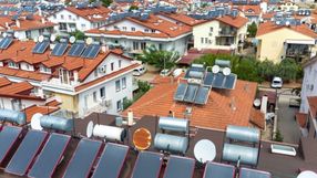 Panele solarne do grzania wody na dachach domów