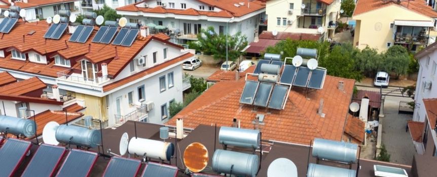 Panele solarne do grzania wody na dachach domów