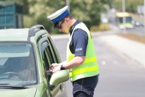 Policja wypisuje mandat za przekroczenie prędkości
