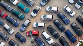 samohody na placu widoczne z góry