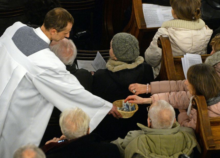 ksiądz zbierający na tacę