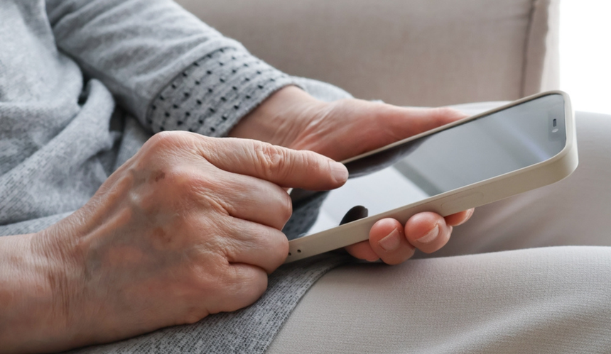 Kobieta obsługuje telefon komórkowy 