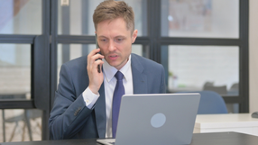 pracownik przy biurku 