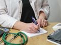 Lekarz podczas przygotowywania dokumentacji 