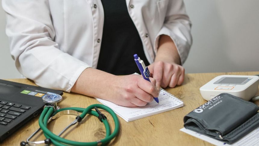 Lekarz podczas przygotowywania dokumentacji 