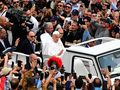 Papież Franciszek wśród zgromadzonych na placu Świętego Piotra w Watykanie, 20 kwietnia 2025 r.