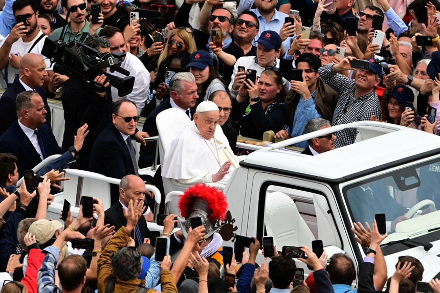 Papież Franciszek wśród zgromadzonych na placu Świętego Piotra w Watykanie, 20 kwietnia 2025 r.