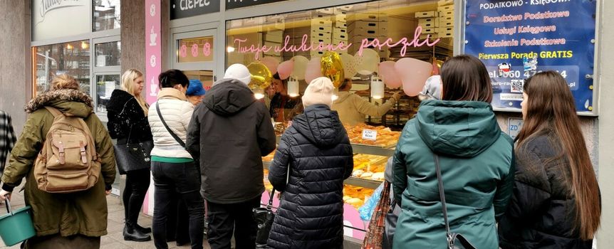 kolejka do cukierni po pączki