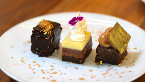 Deser z jadalnym złotem