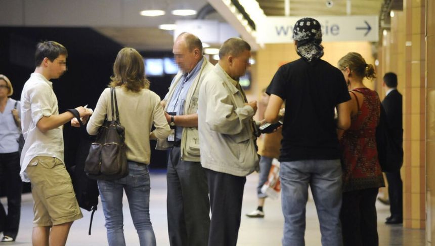 kontrolerzy biletów w pracy