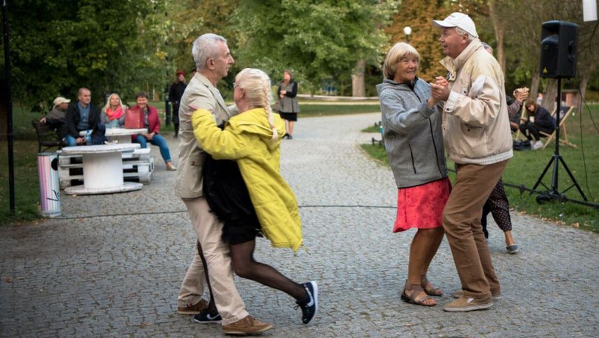seniorzy tańczą