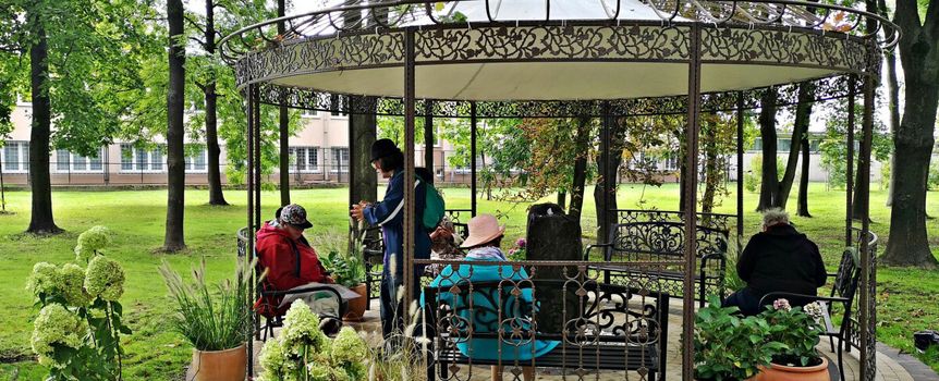 Krakowska Pijalnia Zdrojowa Mateczny - park zdrojowy
