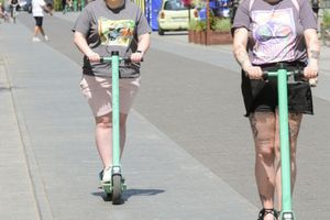 mężczyzna jedzie hulajnoga elektryczną