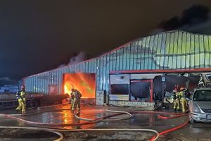 Pożar hali na warszawskiej Białołęce