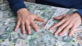 ręce położone na pieniądzach