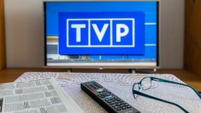 telewizor wyświetla logo TVP