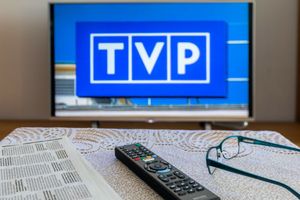 telewizor wyświetla logo TVP