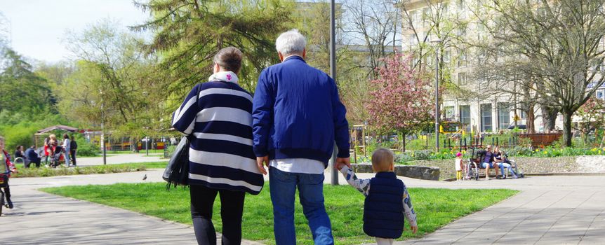 Kiedy można wnioskować o alimenty od dziadków?