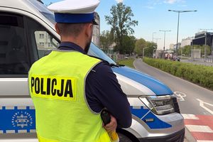 policjant drogówki, radiowóz
