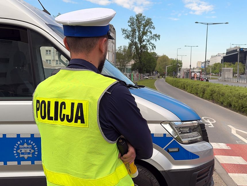 policjant drogówki, radiowóz